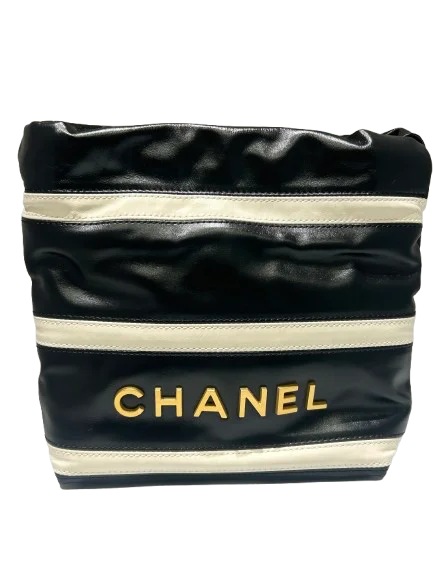 CHANEL シャネル シャネル22　ミニ バッグ カーフスキン ブラック/ホワイトの買取実績