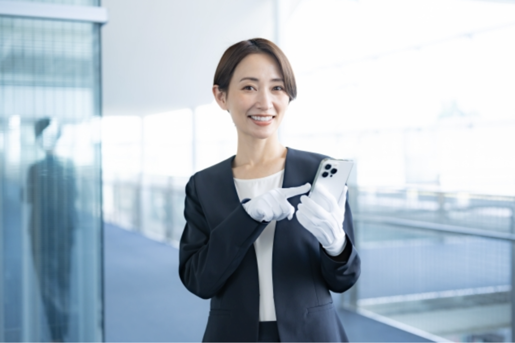 スマトーフォンを持つ笑顔の女性