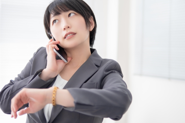 電話をする女性
