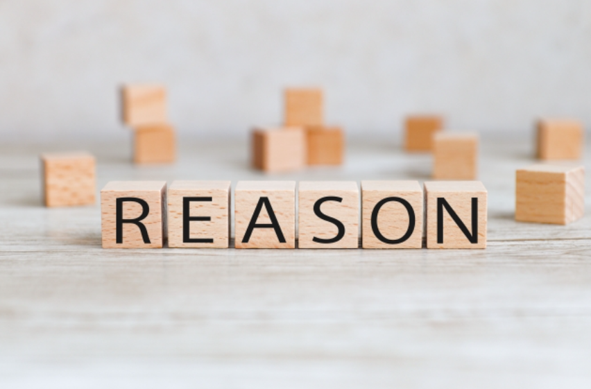 “REASON”と書かれた木のブロック