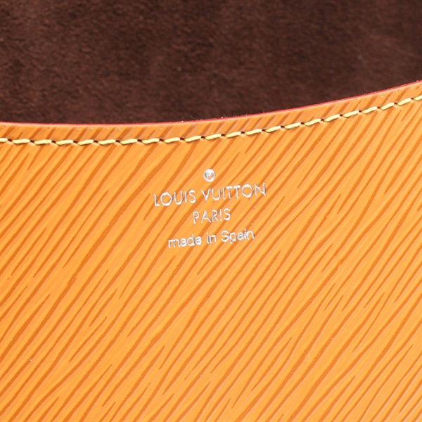 ルイ・ヴィトン製品の内側に刻印された「LOUIS VUITTON PARIS made in Spain」のロゴ