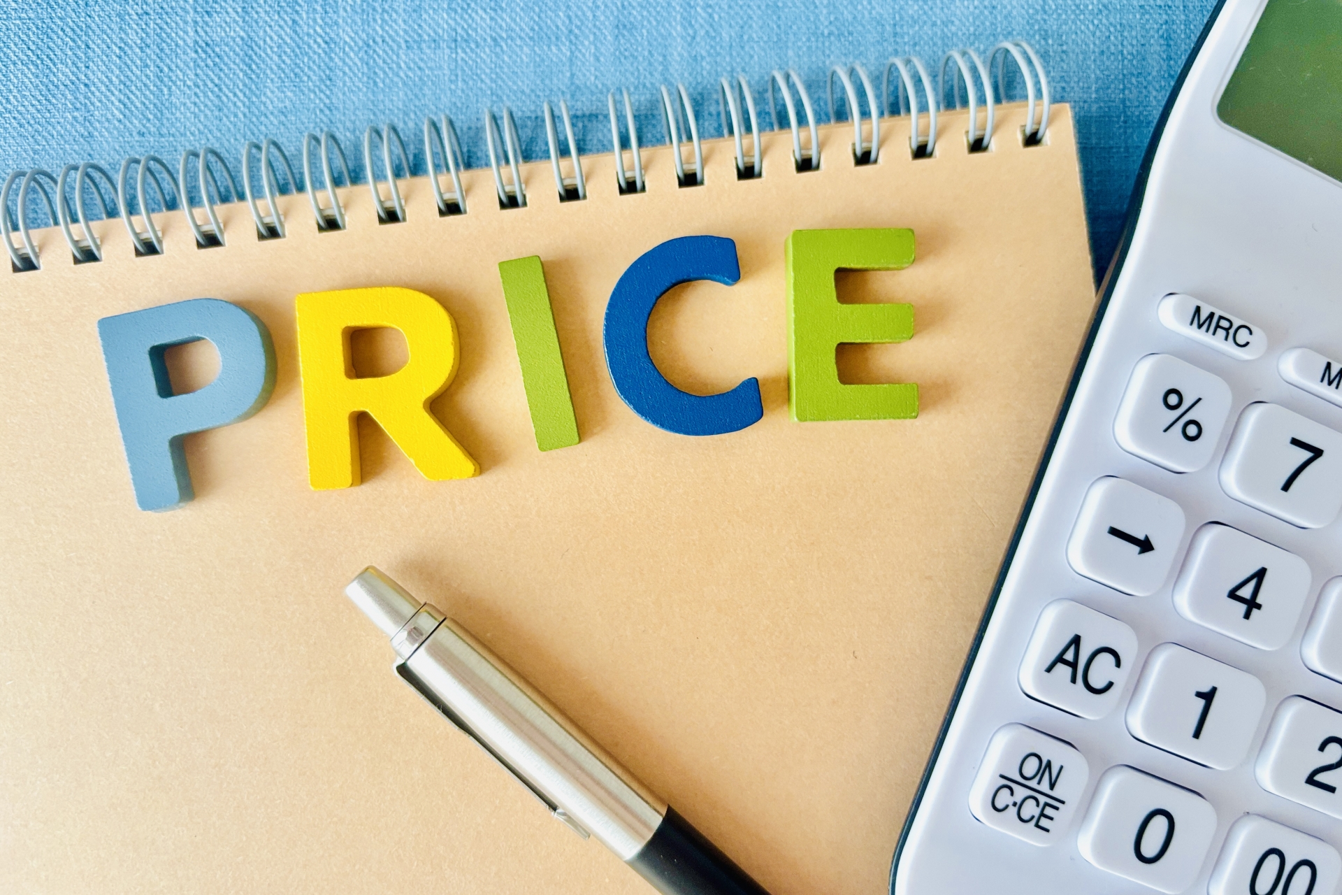 ノートにカラフルな文字で『PRICE』と並べられている