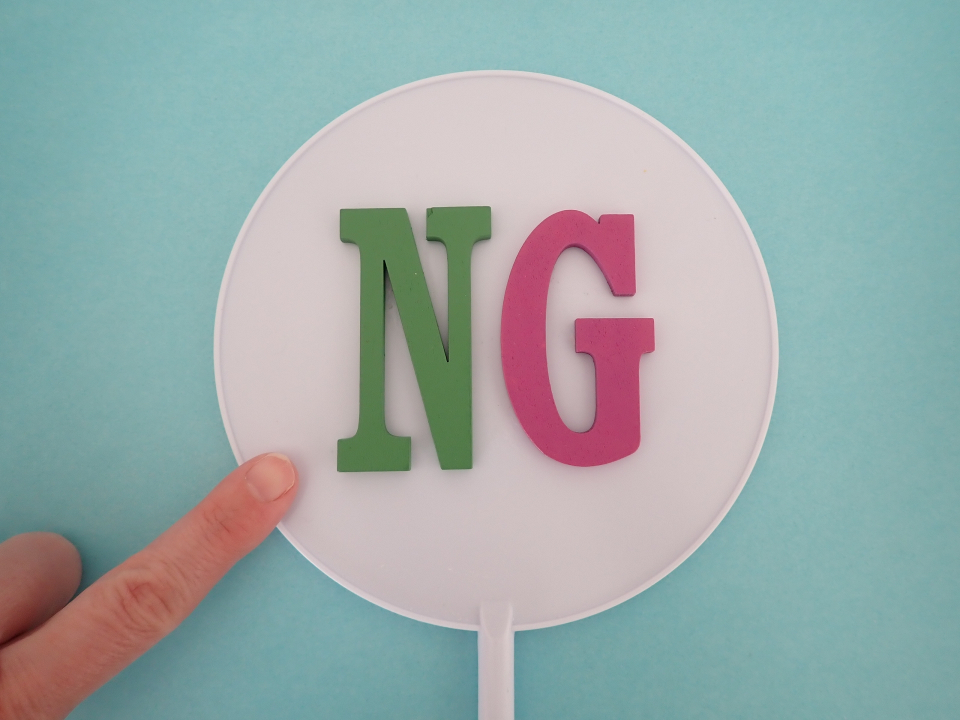 白い丸いプレートに緑とピンクの『NG』の文字