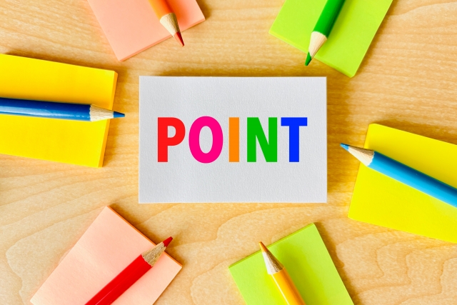 「POINT」と書かれたカードと色鉛筆