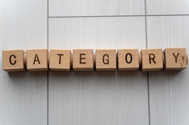 CATEGORYの文字が書かれた木製ブロックがタイルの上に並んでいる